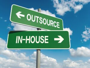 ᐅ Outsourcing: Definition, Begriff und Erklärung im JuraForum